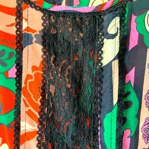 A 100 % silk blouse with a vintage flair.